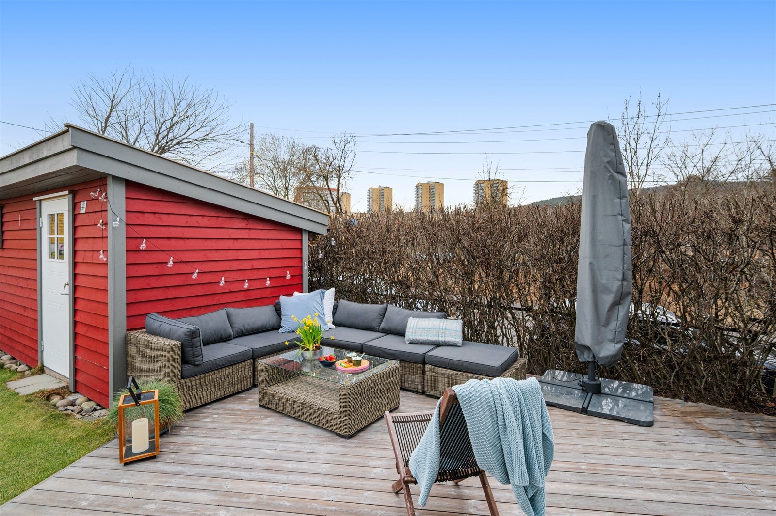 Stor terrasse på ca. 41 kvm med god plass til flere sosiale soner. Plattingen ble utvidet i 2022. Galleribilde