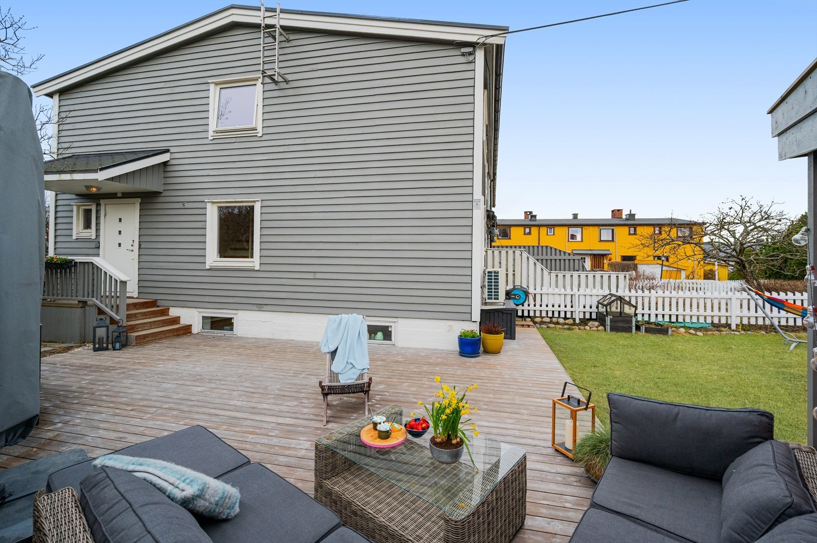 Eiendommen ligger solfylt til på Brobekk og har en stor og skjermet hage i et barnevennlig boområde. Galleribilde