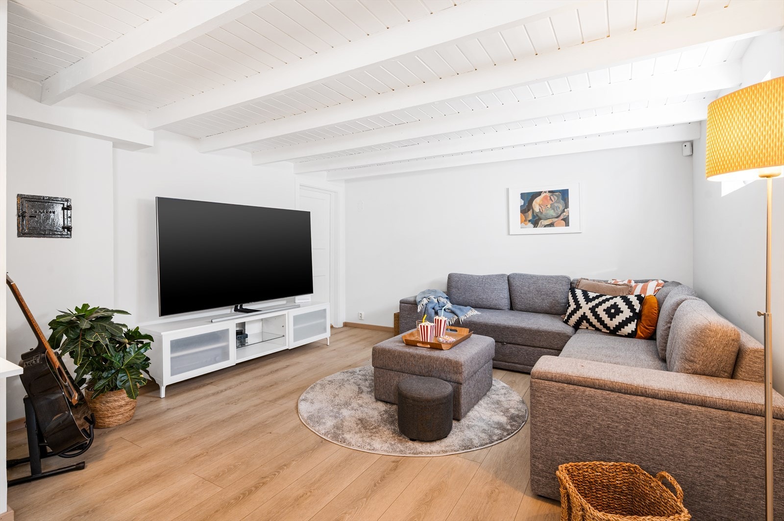 Rommet har god plass til en stor sofagruppe, TV-seksjon og salongbord. Galleribilde