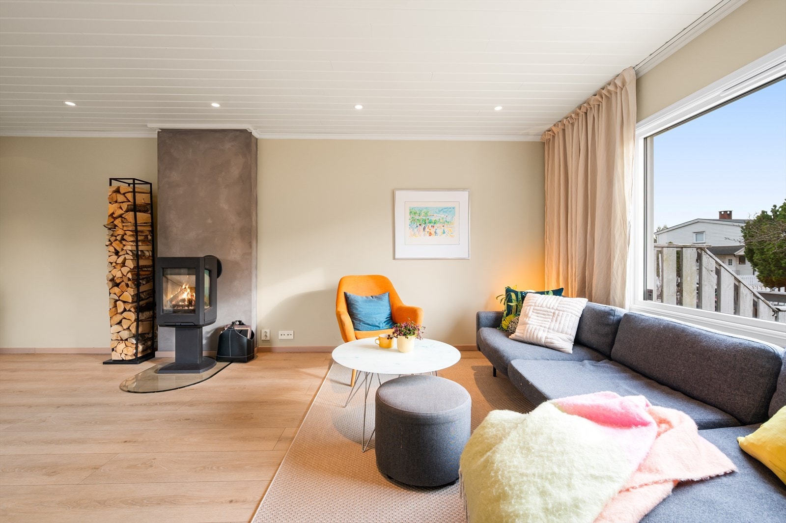 Gulvet er belagt med laminat, og varmefolie ble lagt under i hele 1. etasje i 2018. Galleribilde