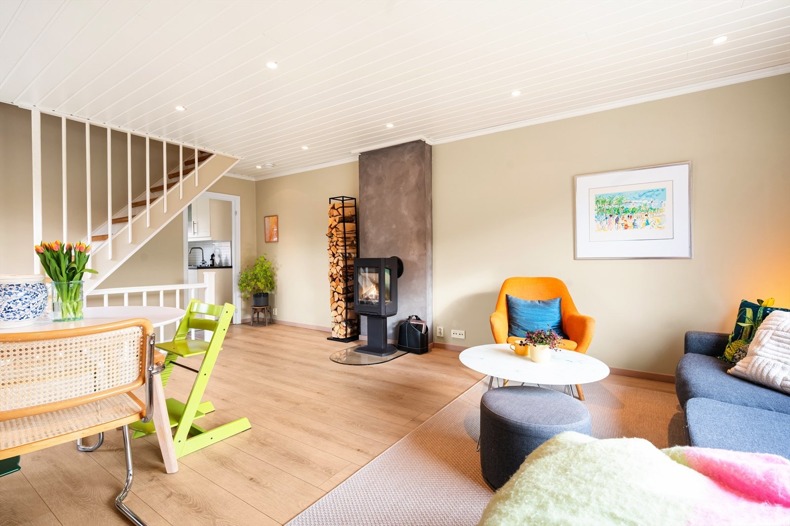 Himlingen har malt panel med innfelte downlights, mens veggene er holdt lyse. Galleribilde