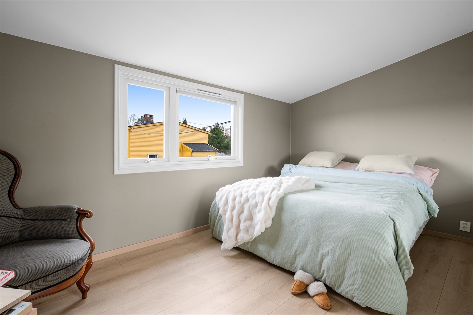 Hovedsoverommet er av god størrelse og har lyse, innbydende flater. Galleribilde