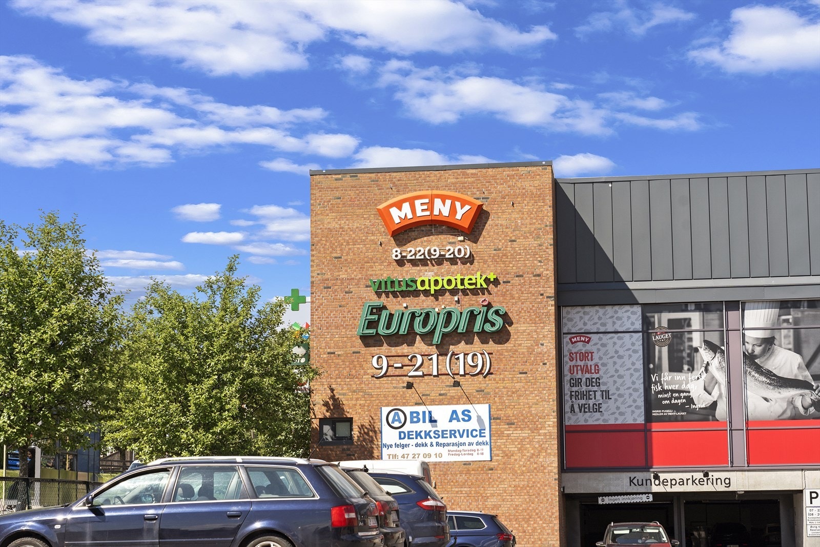 Det er kort vei til et godt offentlig kollektivtilbud, en rekke butikker, servicetilbud, samt hovedfartsårer som bringer deg ut og inn av bysentrum. Galleribilde