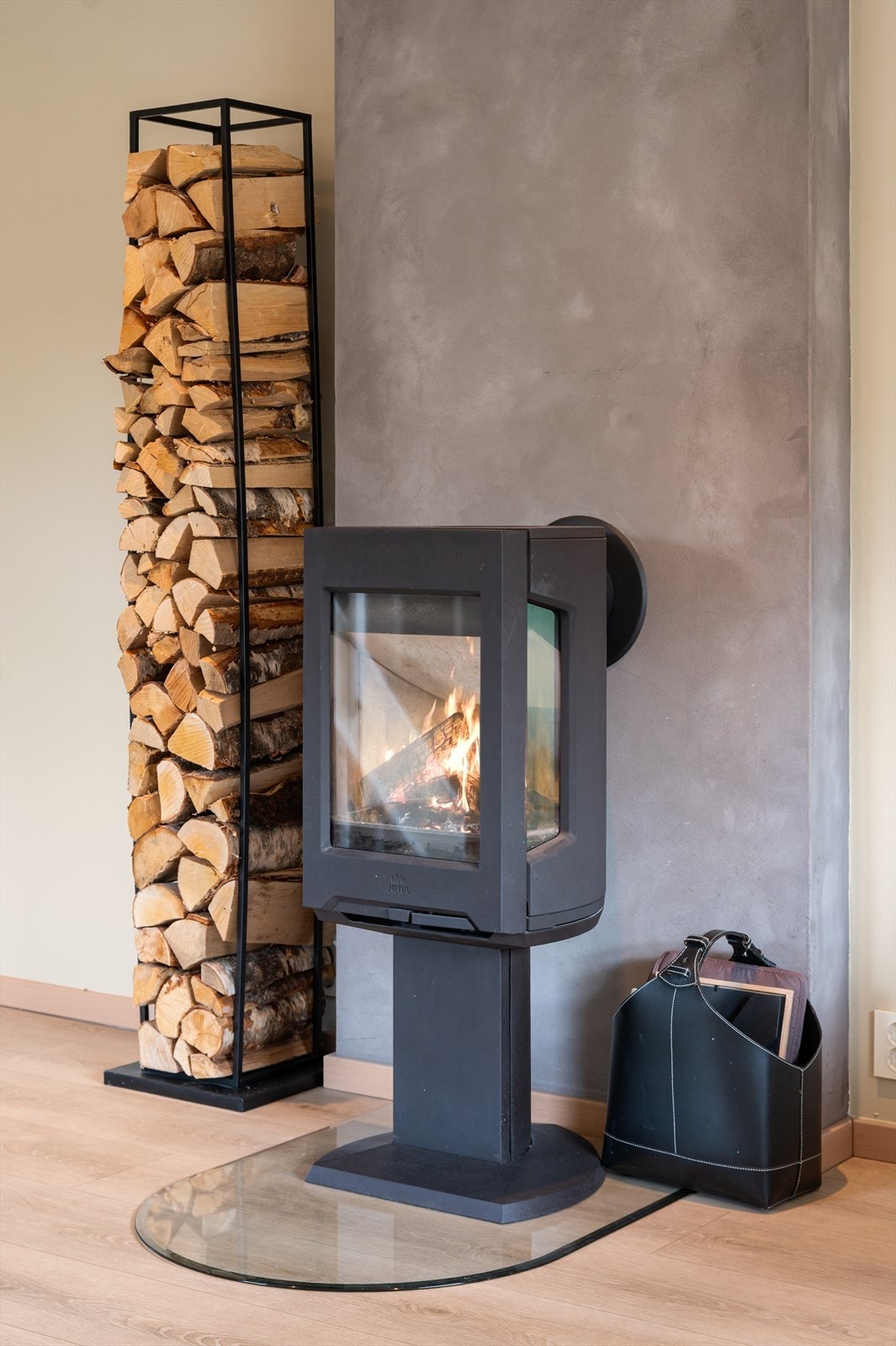 En moderne peisovn fra Jøtul bidrar til et lunt og hyggelig innemiljø, spesielt på kalde kvelder. Galleribilde