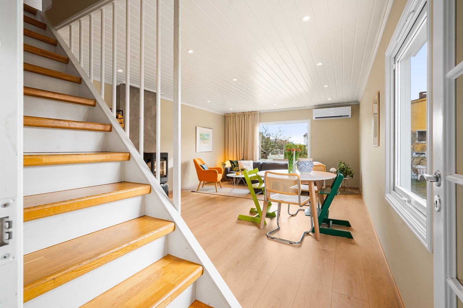 Stuen er lys og romslig, med store vindusflater fra to himmelretninger som slipper inn rikelig med dagslys. Galleribilde