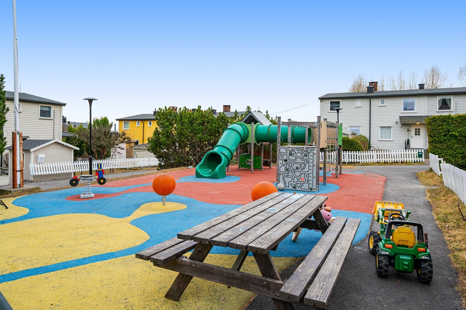 Grendelaget har en felles lekeplass til glede for de yngste. Galleribilde