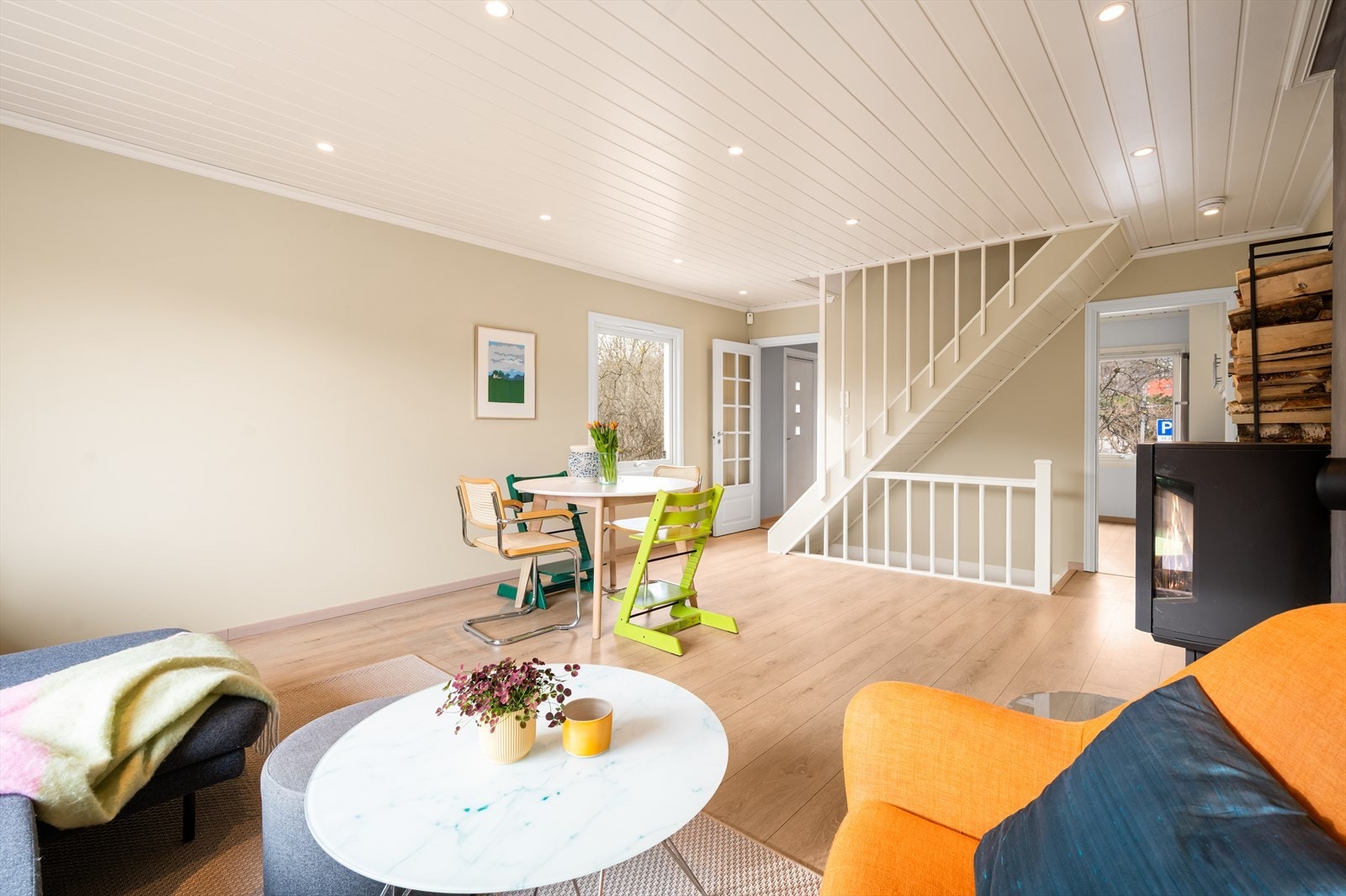 Den åpne planløsningen i etasjen gir gode møbleringsmuligheter, og det er god plass til både en stor sofagruppe og spisebord. Galleribilde