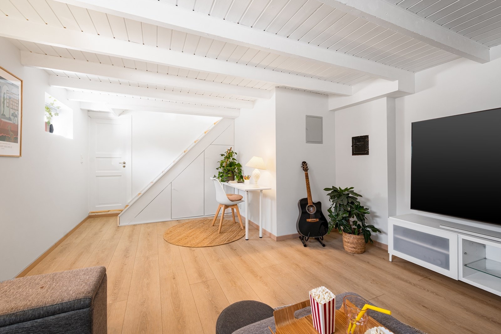 Under trappen finnes en praktisk oppbevaringsløsning, og det er også muligheter for å innrede en hjemmekontorplass i hjørnet. Galleribilde