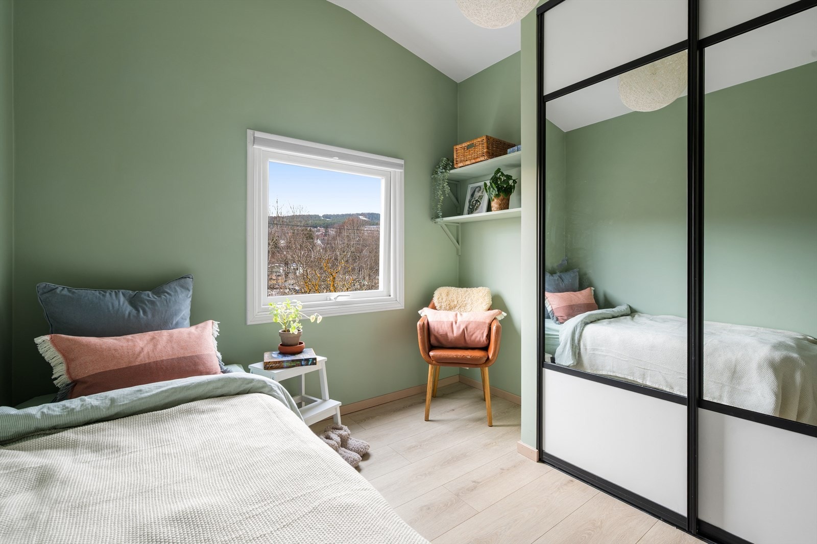 Soverom 2 og 3 har også god størrelse og er fleksible med plass til både skrivebord og andre møbler. Galleribilde