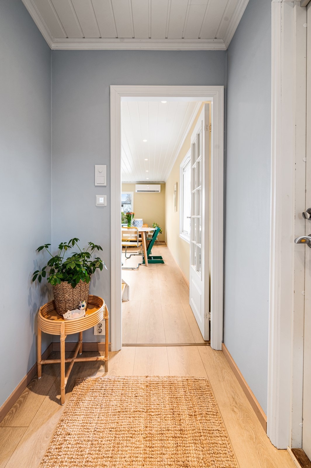 Entréen er godt opplyst med downlights i himling og fører videre inn til stuen. Galleribilde