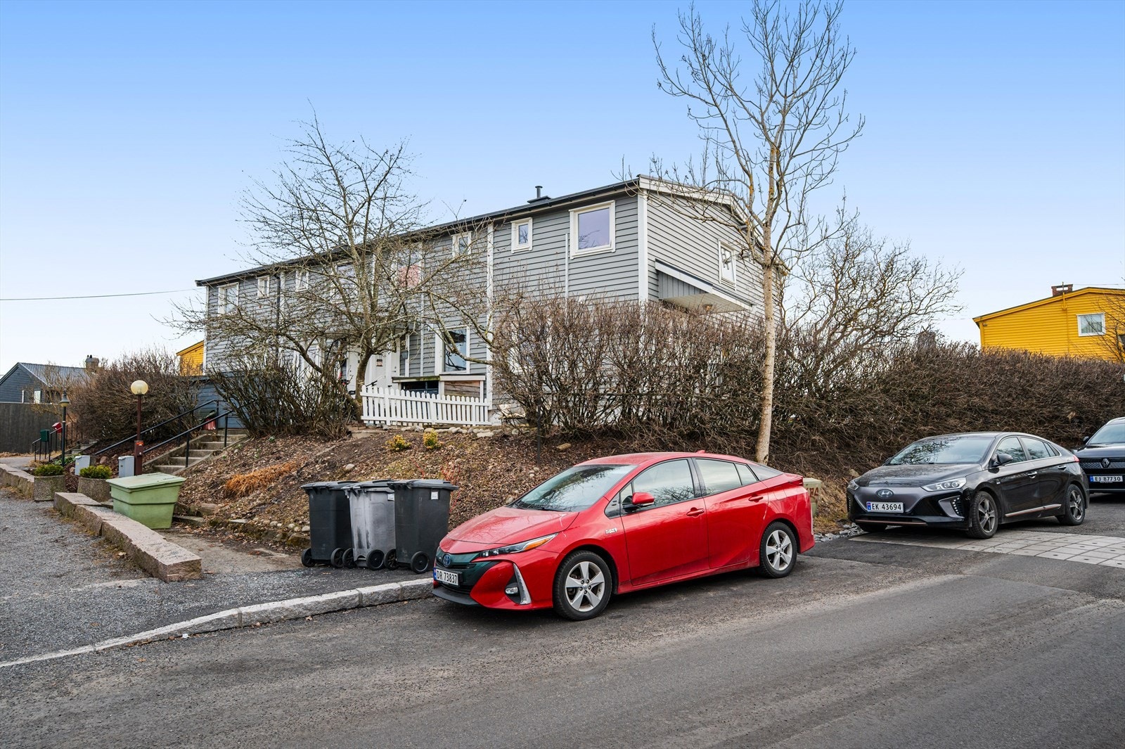 Gratis gateparkering i området. Det er også mulig å leie parkeringsplass av grendelaget. Galleribilde