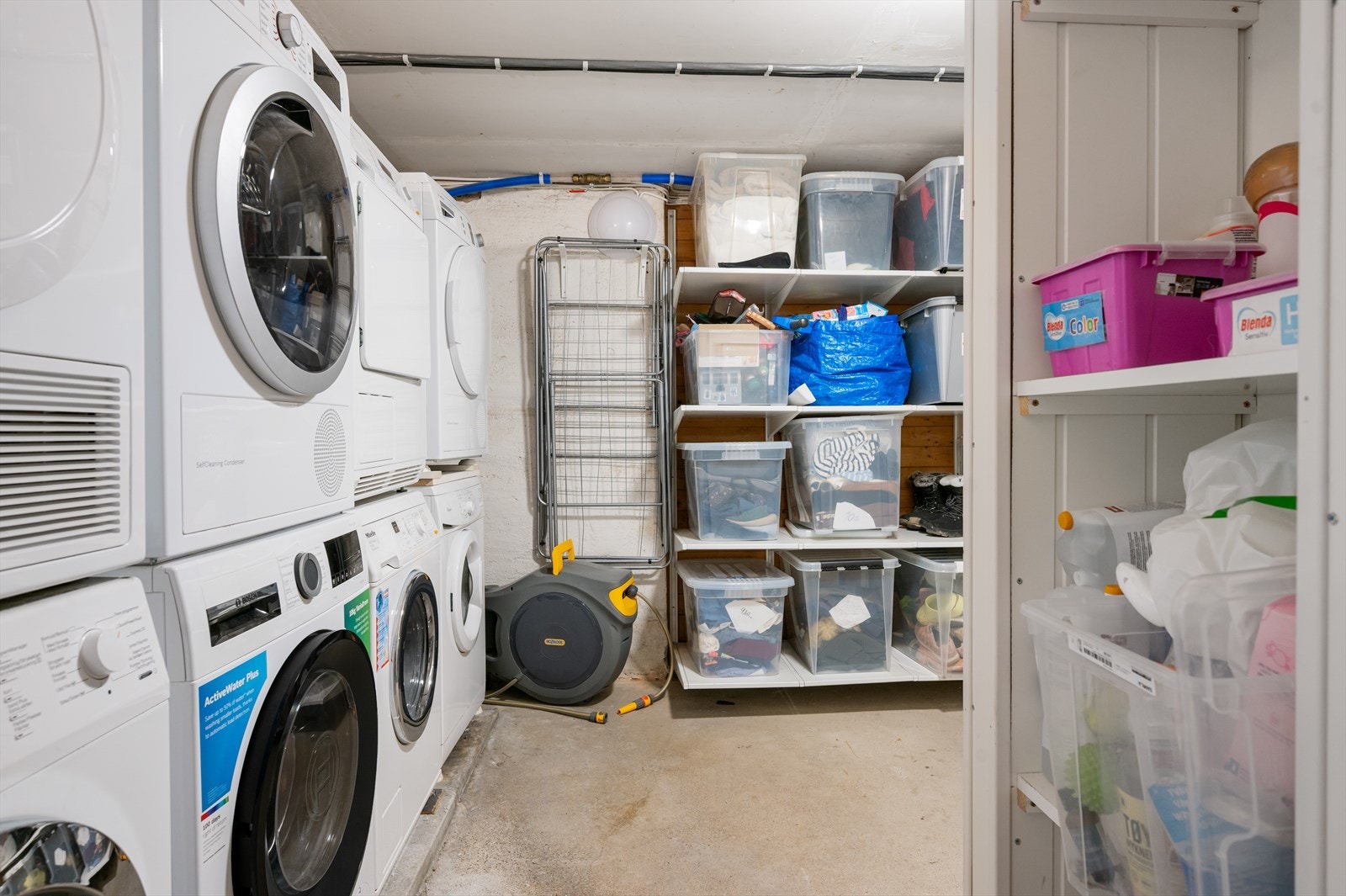 Hver boenhet har sin egen del med opplegg for vaskemaskin/tørketrommel, samt ekstra oppbevaringsplass. Galleribilde