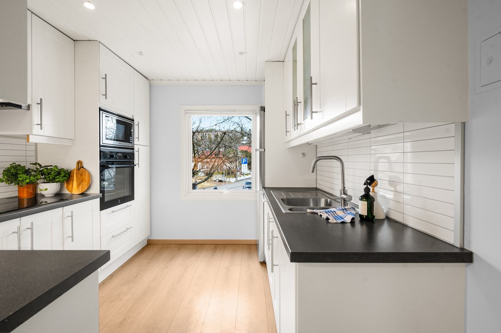 Stilrent kjøkken fra 2010 med moderne kjøkkeninnredning og glatte fronter. Galleribilde