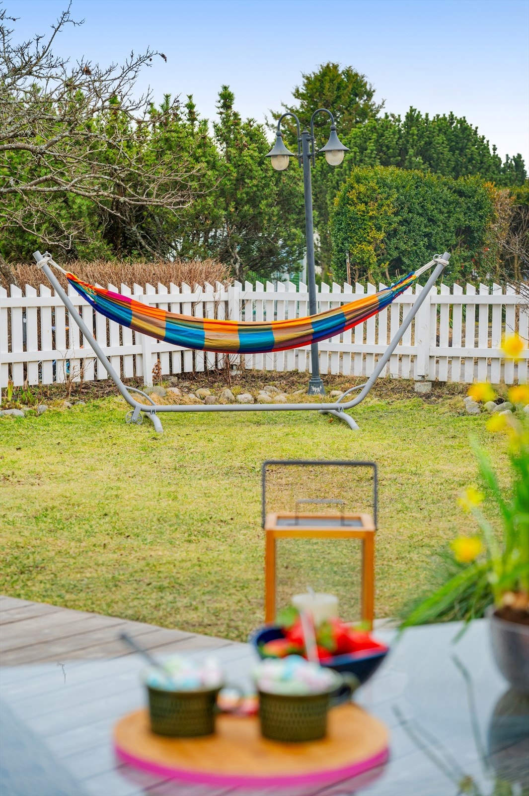 Tomten er pent opparbeidet med inngjerdet hage med nok plass å boltre seg på. Galleribilde