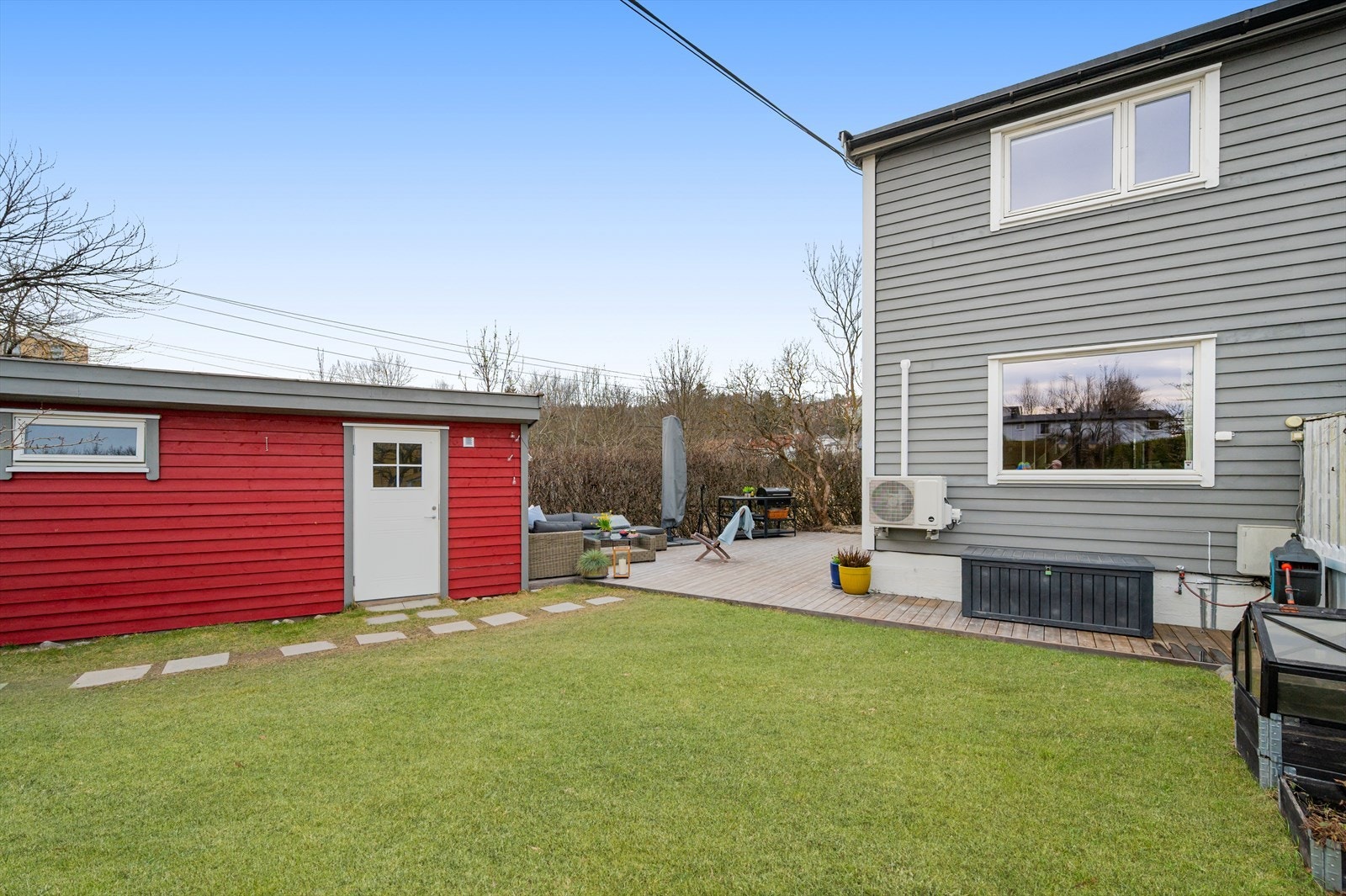 Her kan barna ferdes fritt i hagen på fine, solfylte dager. Galleribilde