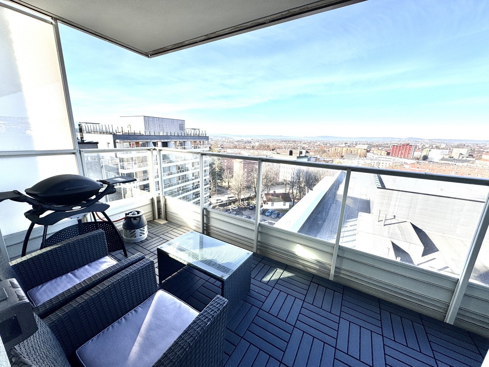 Romslig balkong. Galleribilde