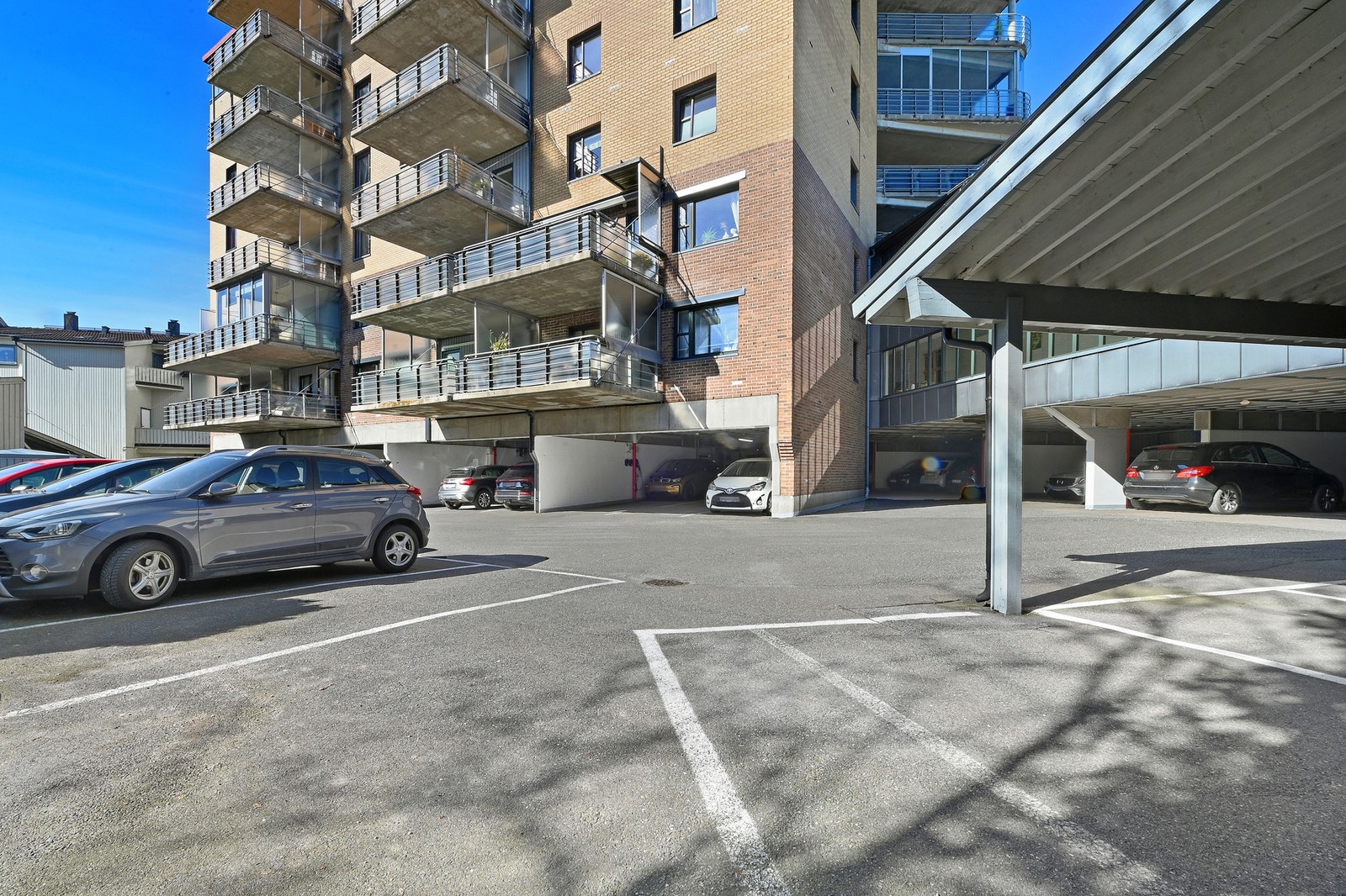 Det er parkeringsanlegg i 1. etasje, og leiligheten har plass under tak. Galleribilde