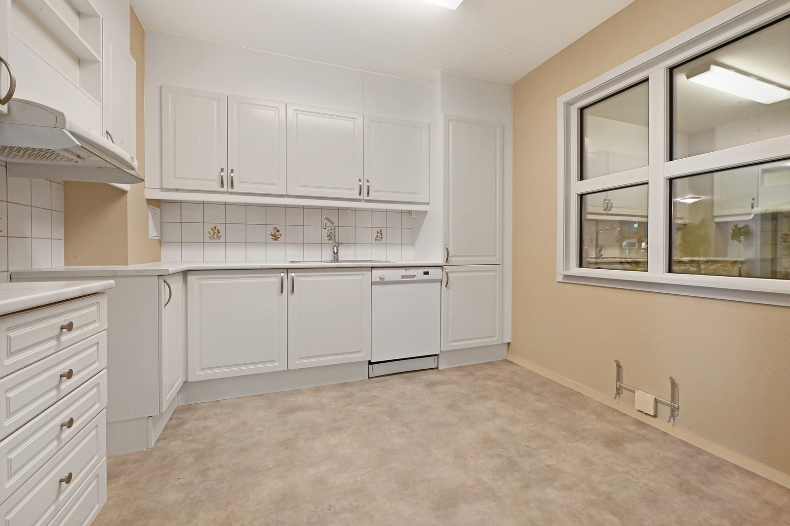 Eget kjøkken med plass til spisebord. Galleribilde