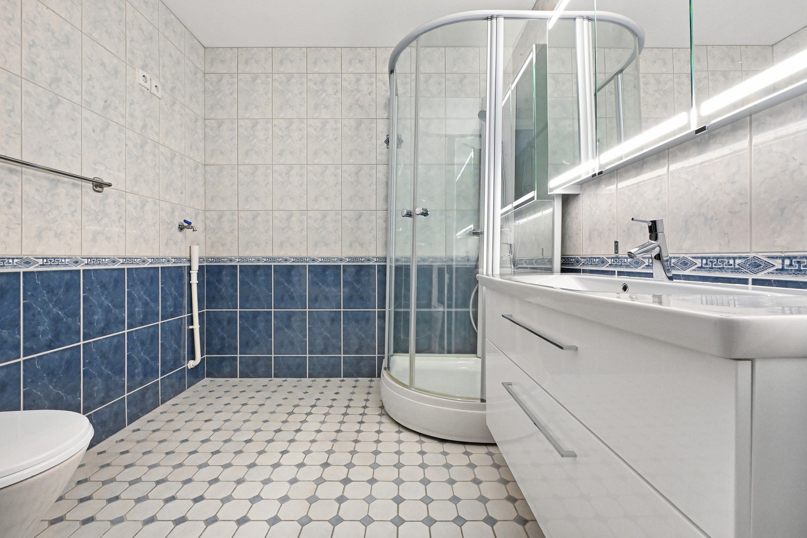 Baderom med fliser på gulv og vegger. Galleribilde