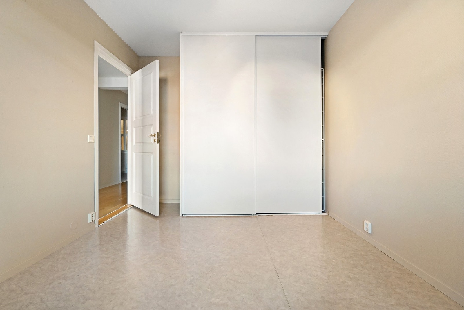 Skyvedørsgarderobe på soverommet. Galleribilde