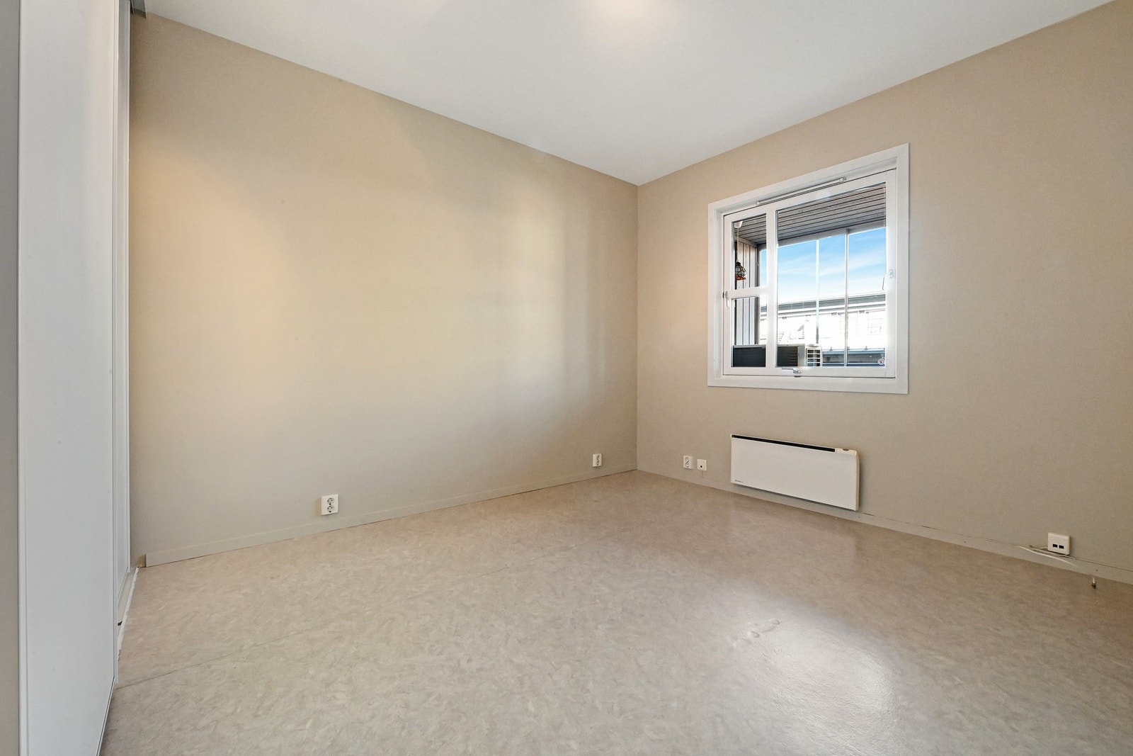 Romslig soverom med god plass til dobbeltseng og soveromsmøblement. Galleribilde