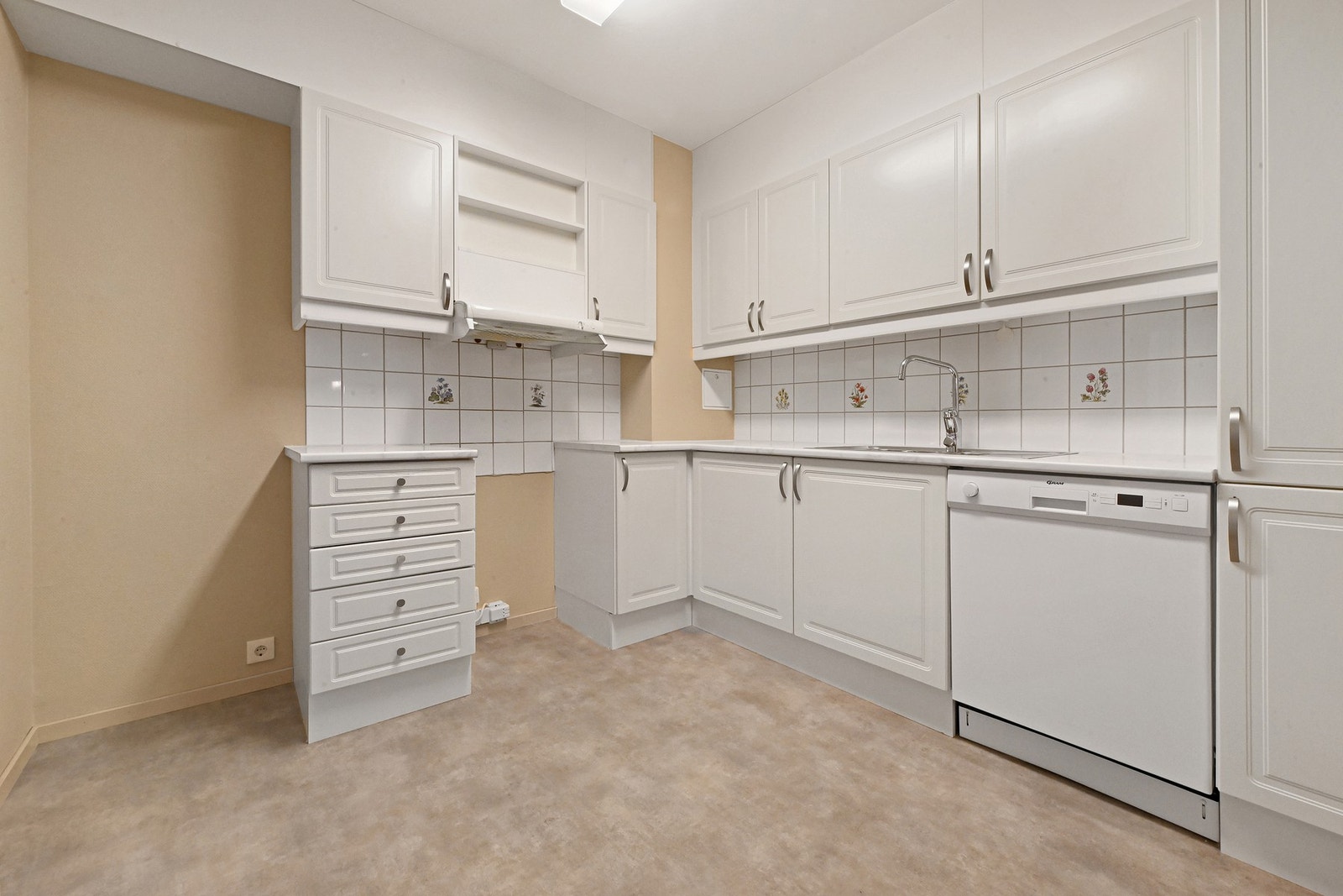 Det er avsatt plass i innredningen til komfyr og kjøleskap. Galleribilde