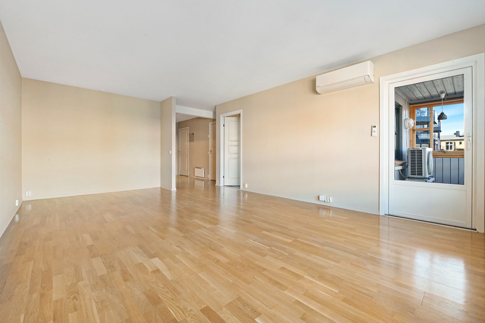 Det er parkett på gulvene, og lyse malte vegger. Galleribilde