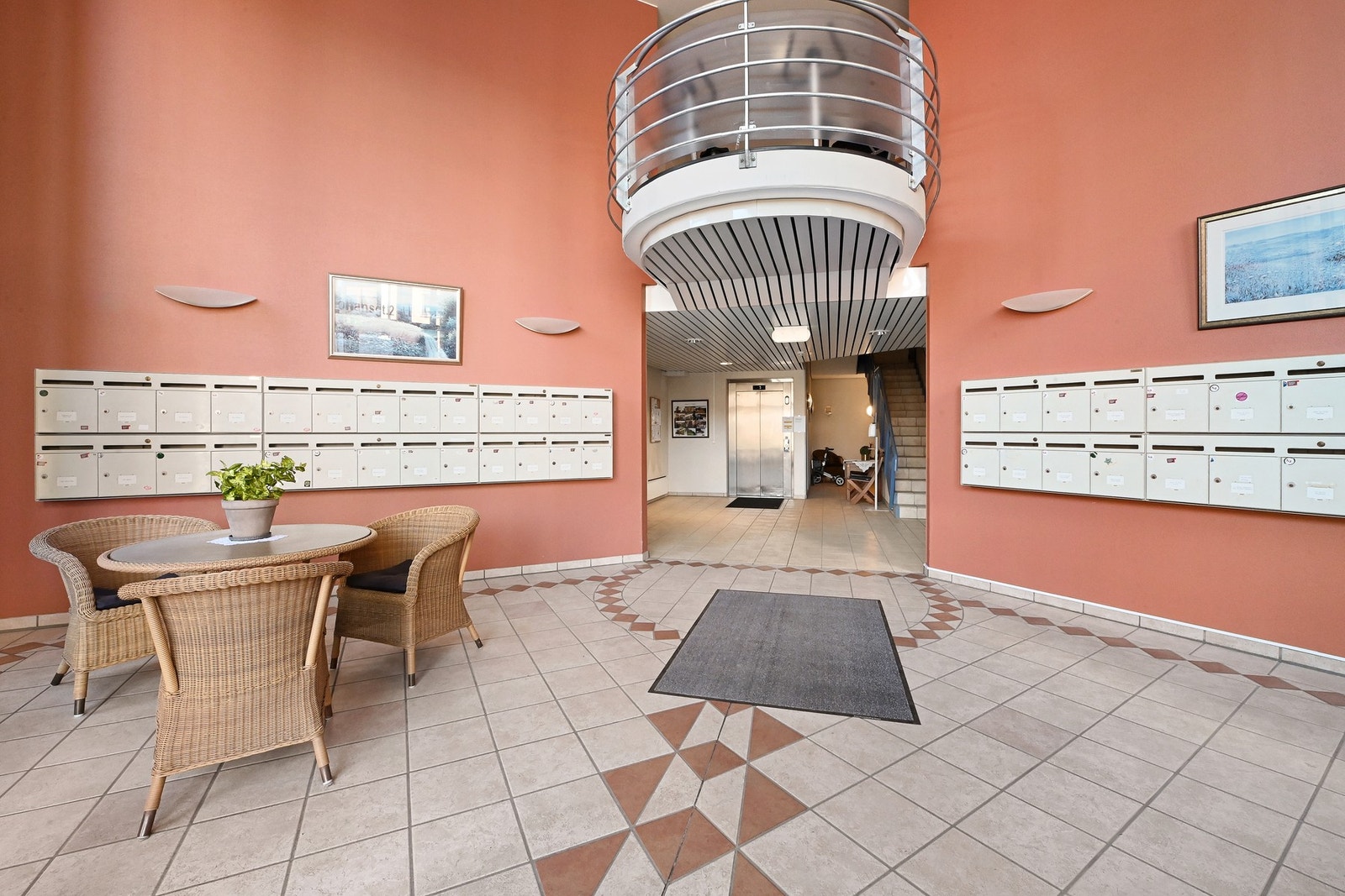 Romslig inngangsparti i 1. etasje. Galleribilde