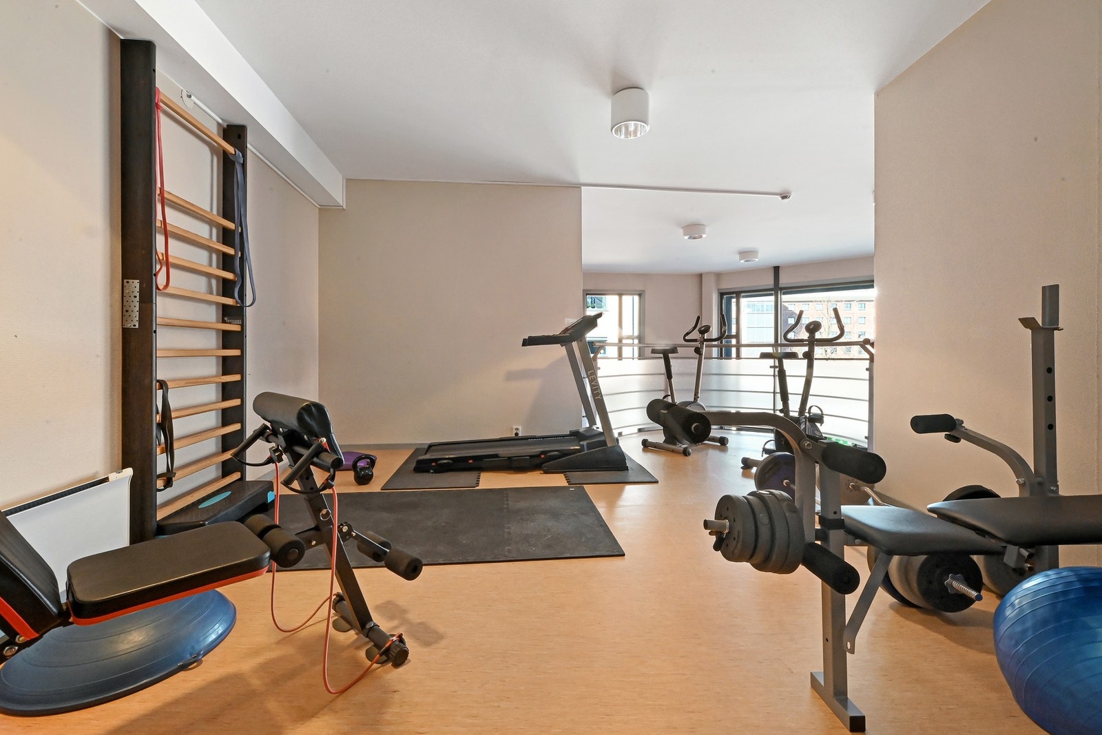 I etasjen under er det et fellesrom med trenginsapparater. Galleribilde