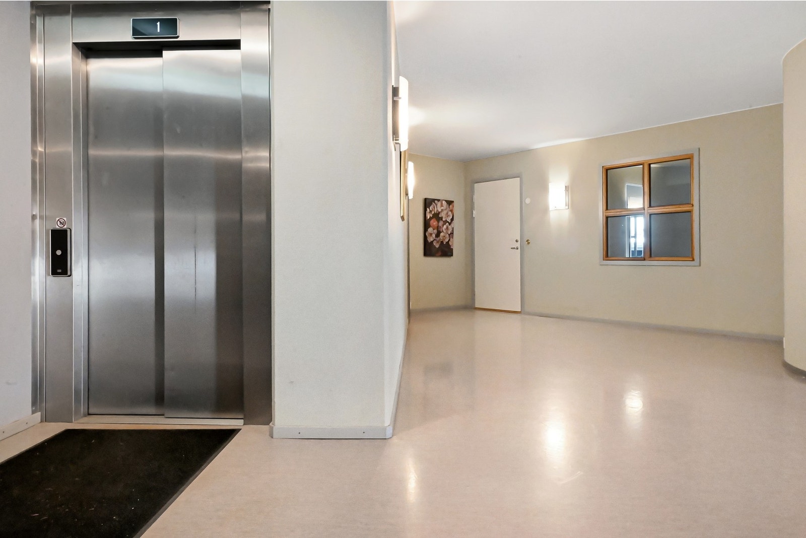 Det er kort avstand fra heisen og frem til leiligheten. Galleribilde