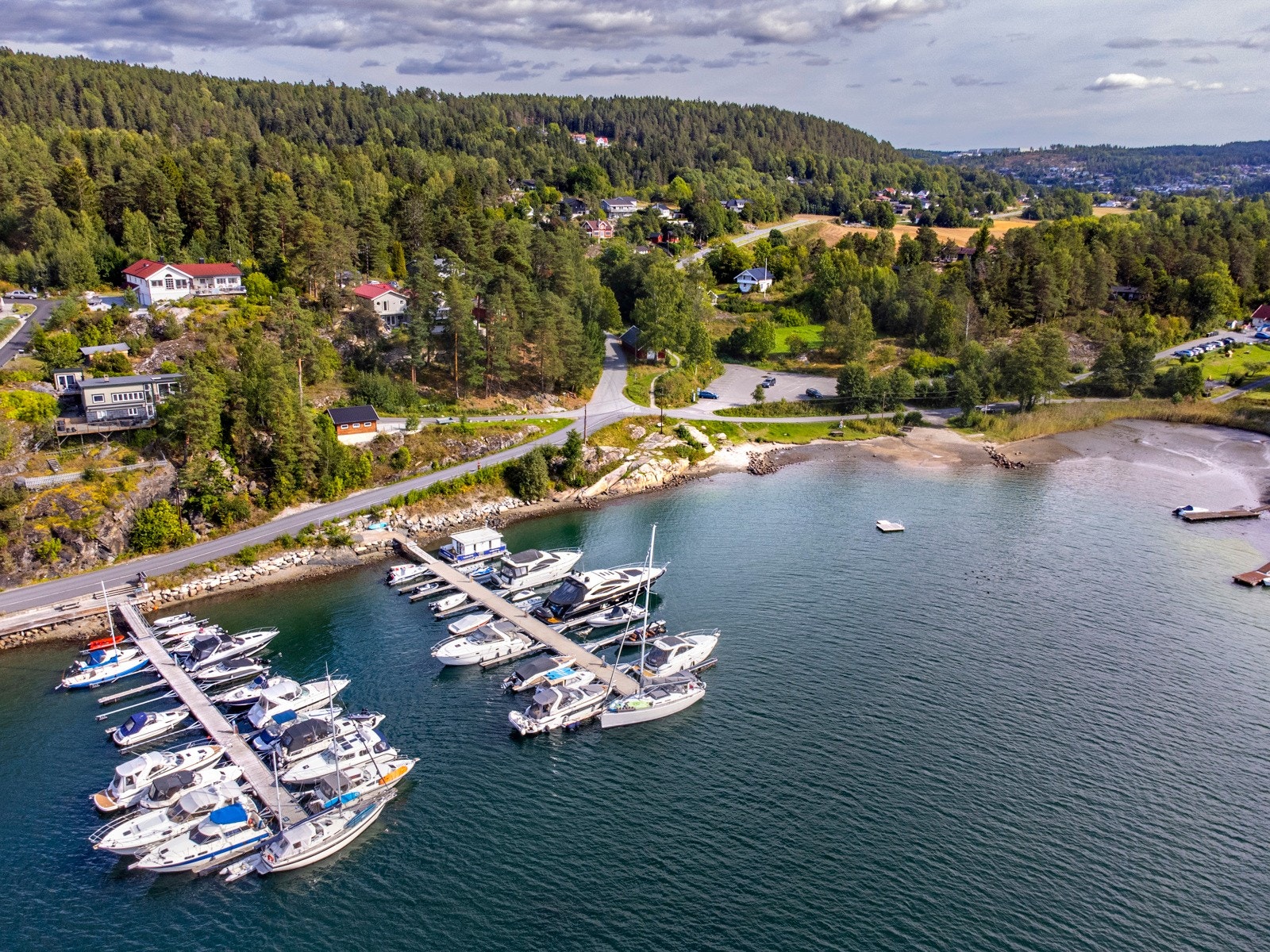 Tomten ligger i strandsonen og er en unik sjelden sjanse til og skaffe seg en eiendom innenfor 100 meters sonen. Galleribilde