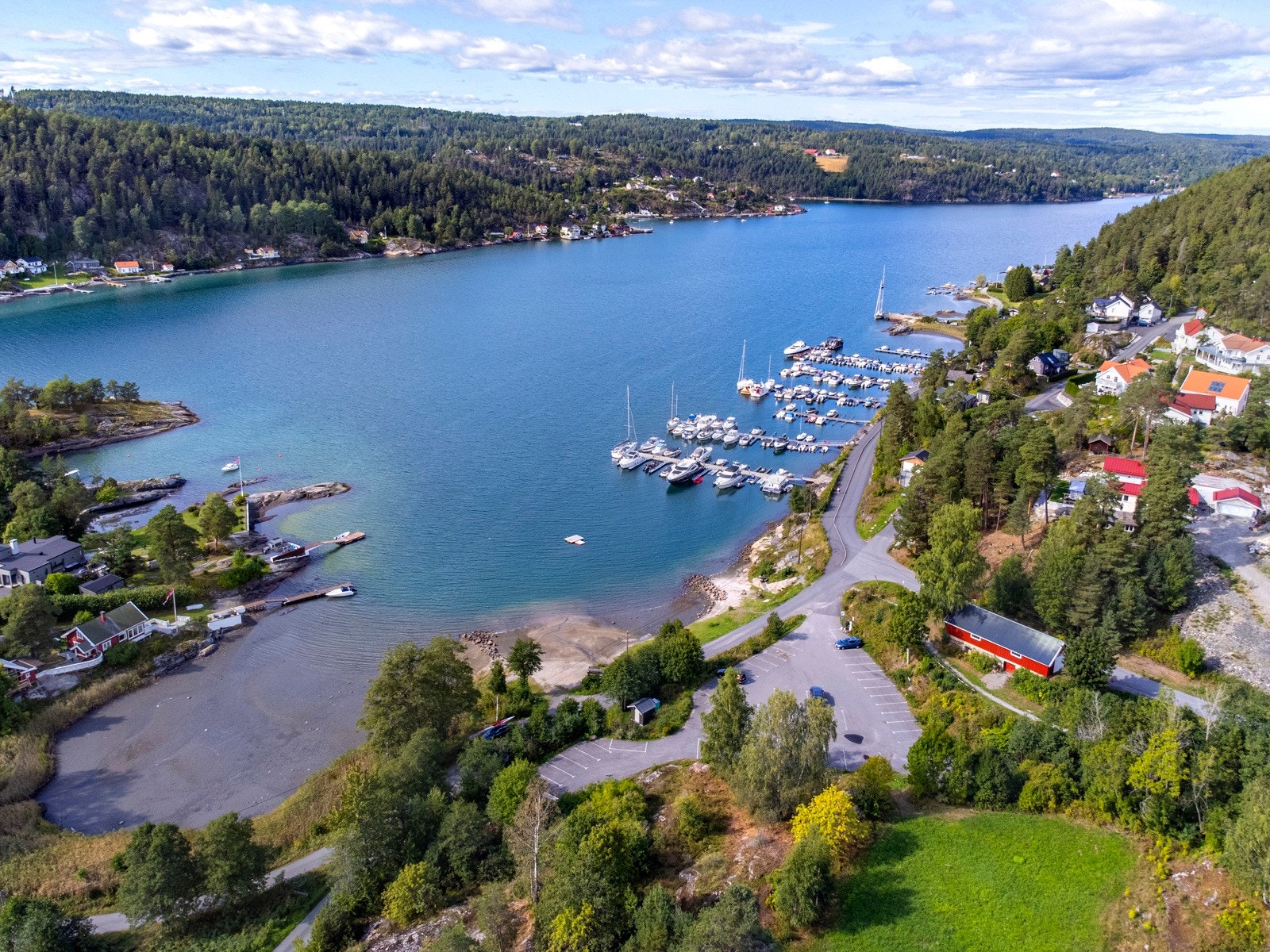 Tomten ligger fint plassert i kort avstand fra sjøkanten, og med mulighet for å bygge på en høyde vil man få maksimalt utbytte av utsikt og solforhold Galleribilde