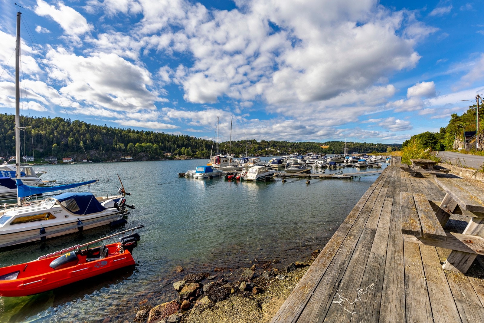 Rett nedenfor tomta ligger en koselig liten strand og det er umiddelbar nærhet til marina og fin kyststi Galleribilde