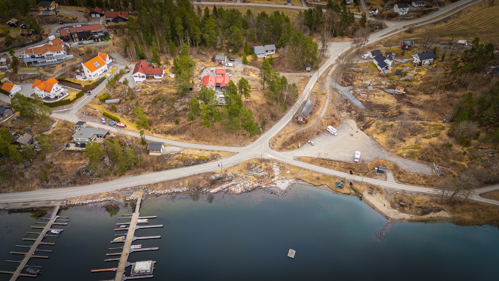Det kan bygges helårsbolig på tomten og da er maksimal flate 250 kvm i tillegg til garasje på 36 kvm. Galleribilde