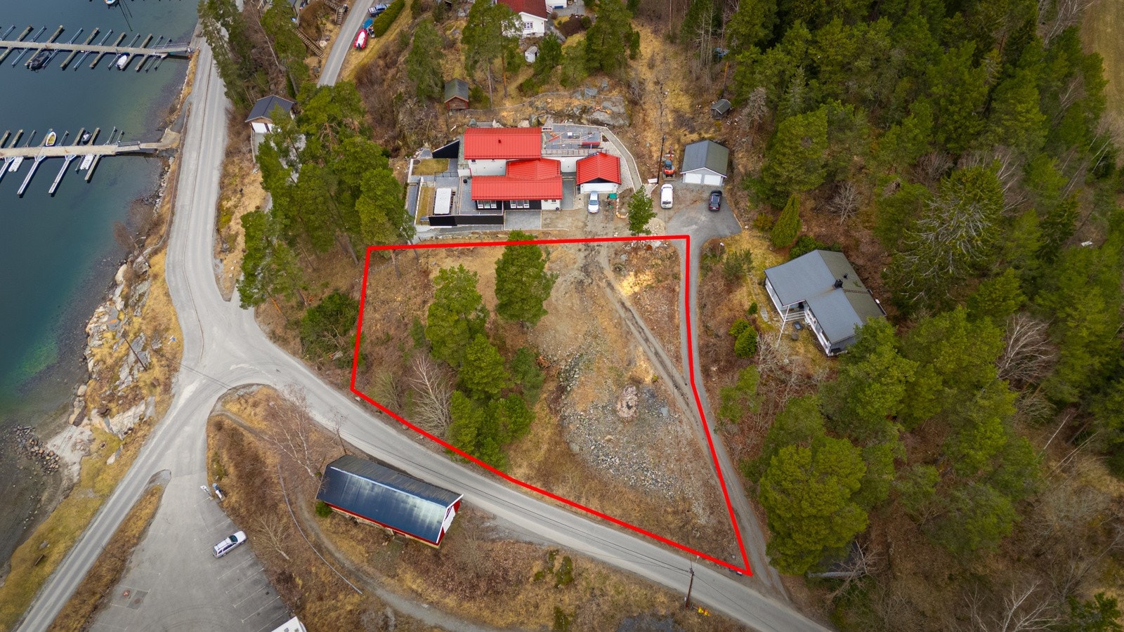 Eiendommen ligger i naturskjønt, og svært idyllisk til innerst i Bogenbukta på Kjærneslia Galleribilde