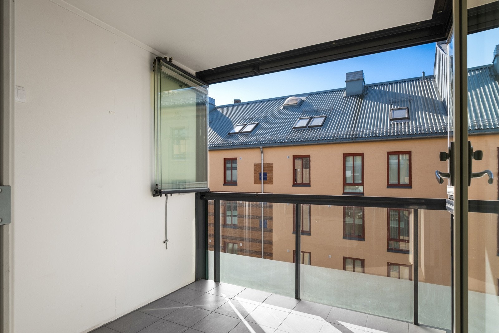 Ut fra stuen har leiligheten en innglasset balkong på 6m². Galleribilde