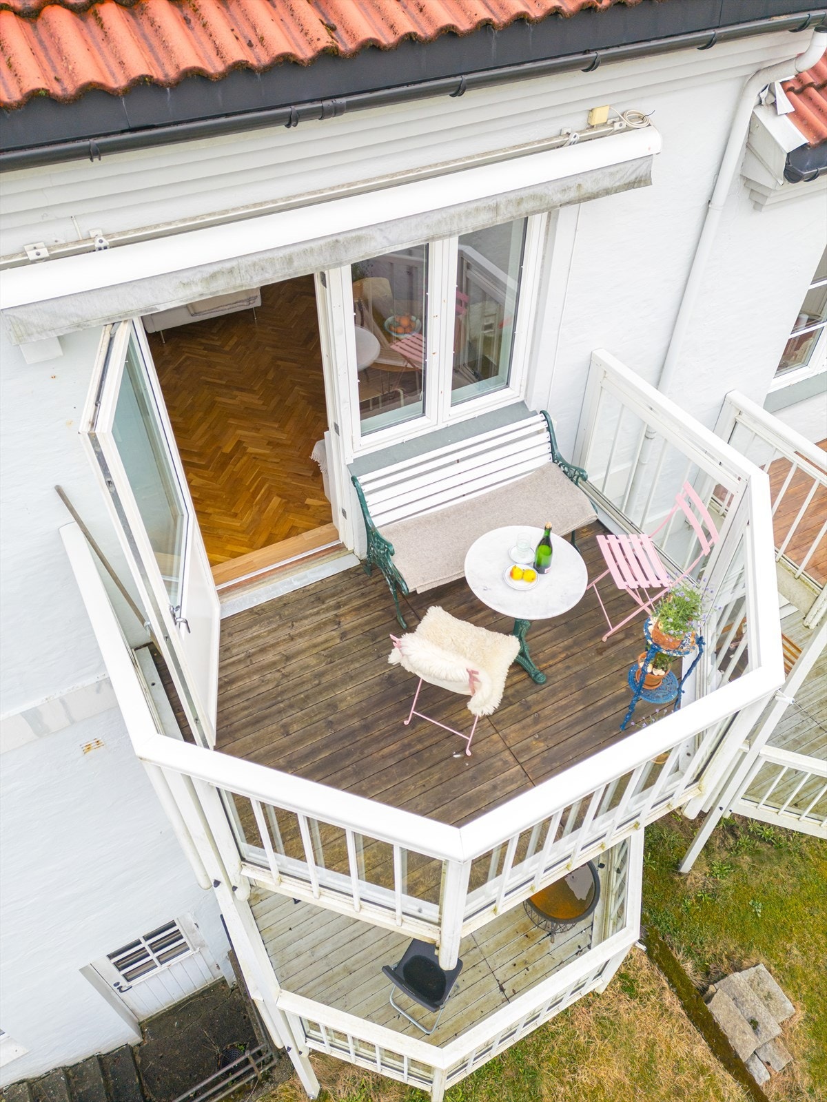 En solrik altan som måler 5 m² Galleribilde