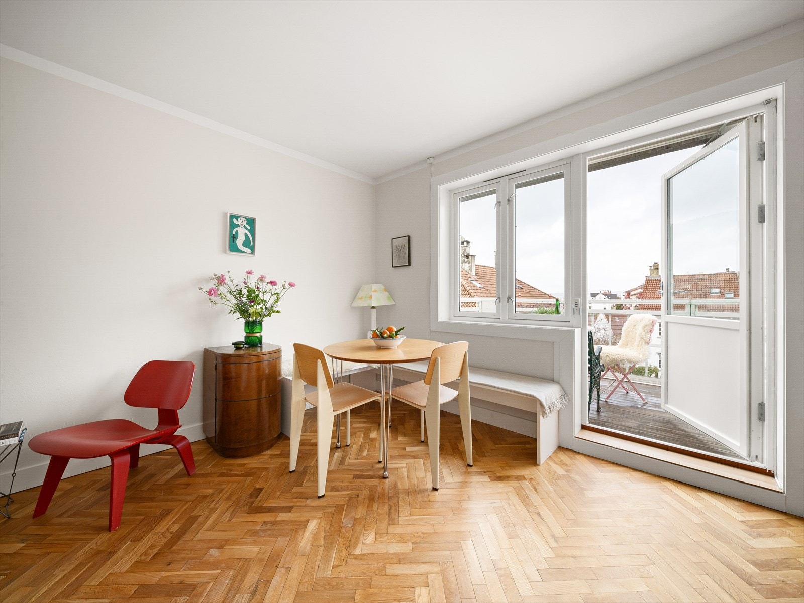 Store vindusflater er med på å gjøre oppholdsrommet lyst og trivelig Galleribilde