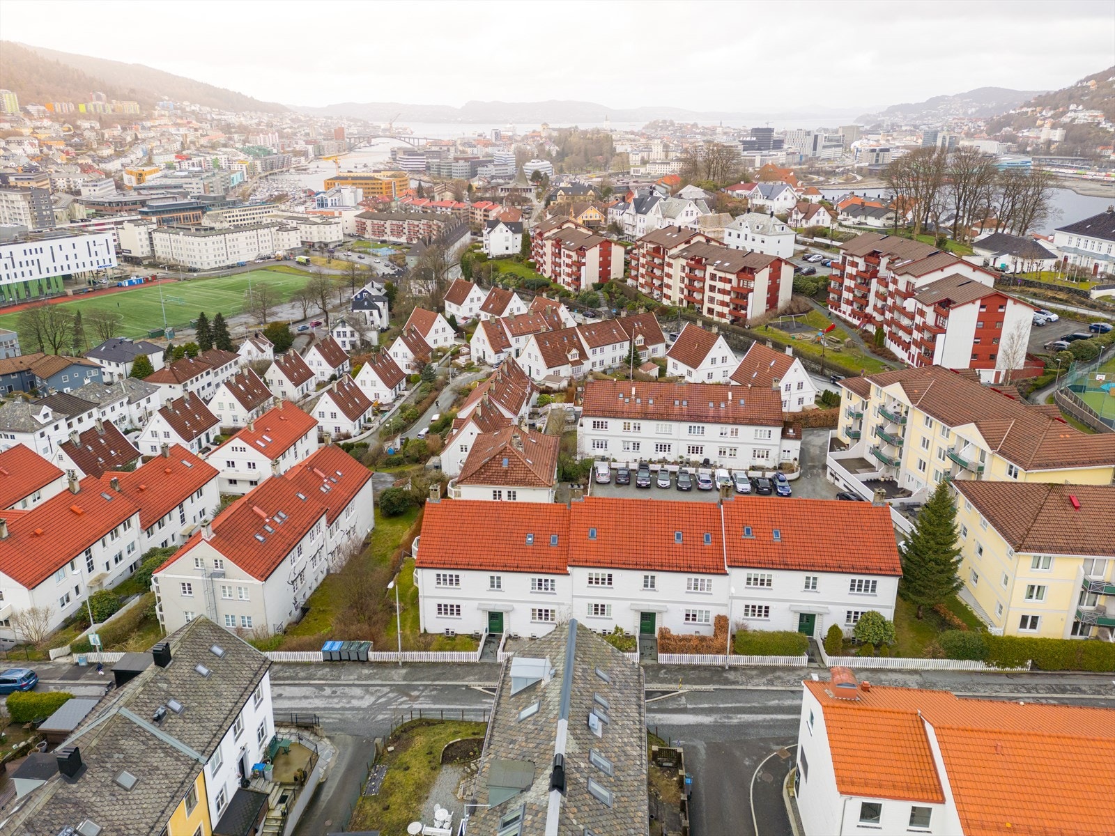 Det er noen snaue minutter å gå til Danmarksplass med bybanestopp og bra busstilbud. Det er også en rekke dagligvarebutikker og fine turstier i nærområdet Galleribilde