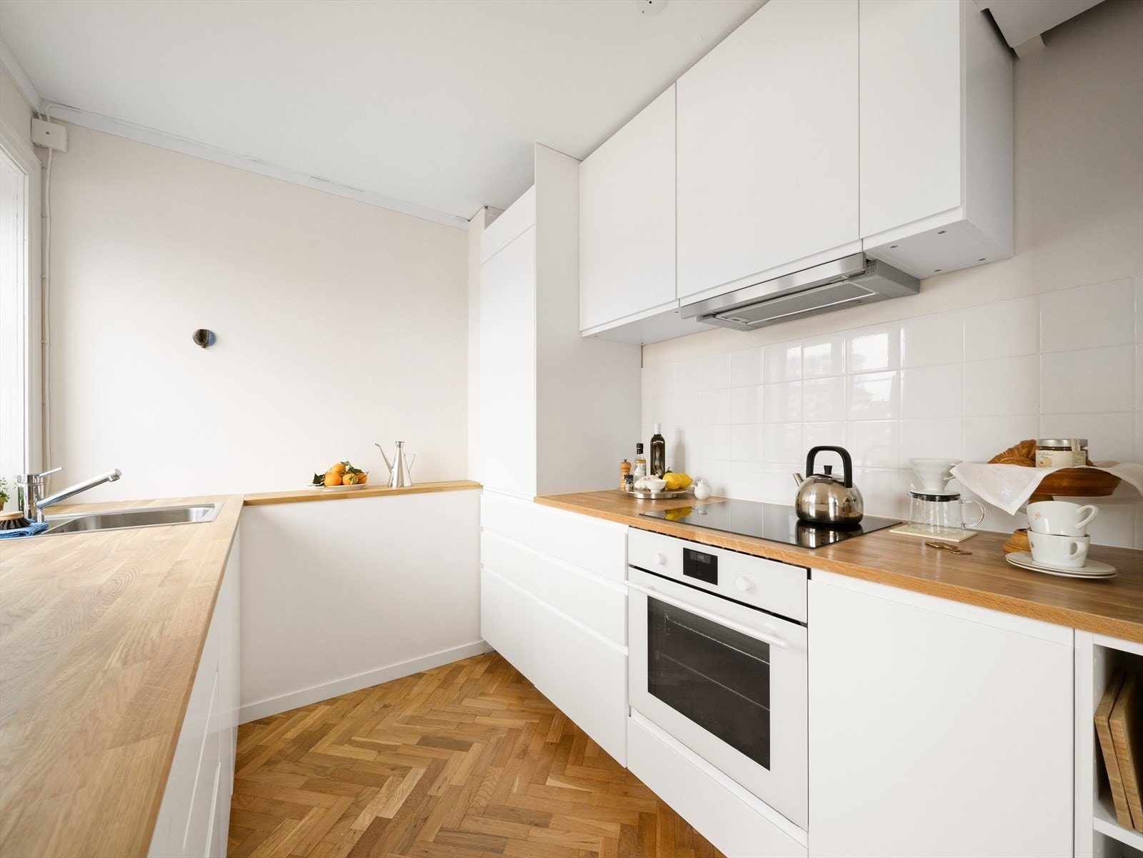 Moderne Ikea kjøkken fra 2025 i stilren, hvit slett utførelse og heltre benkeplate Galleribilde