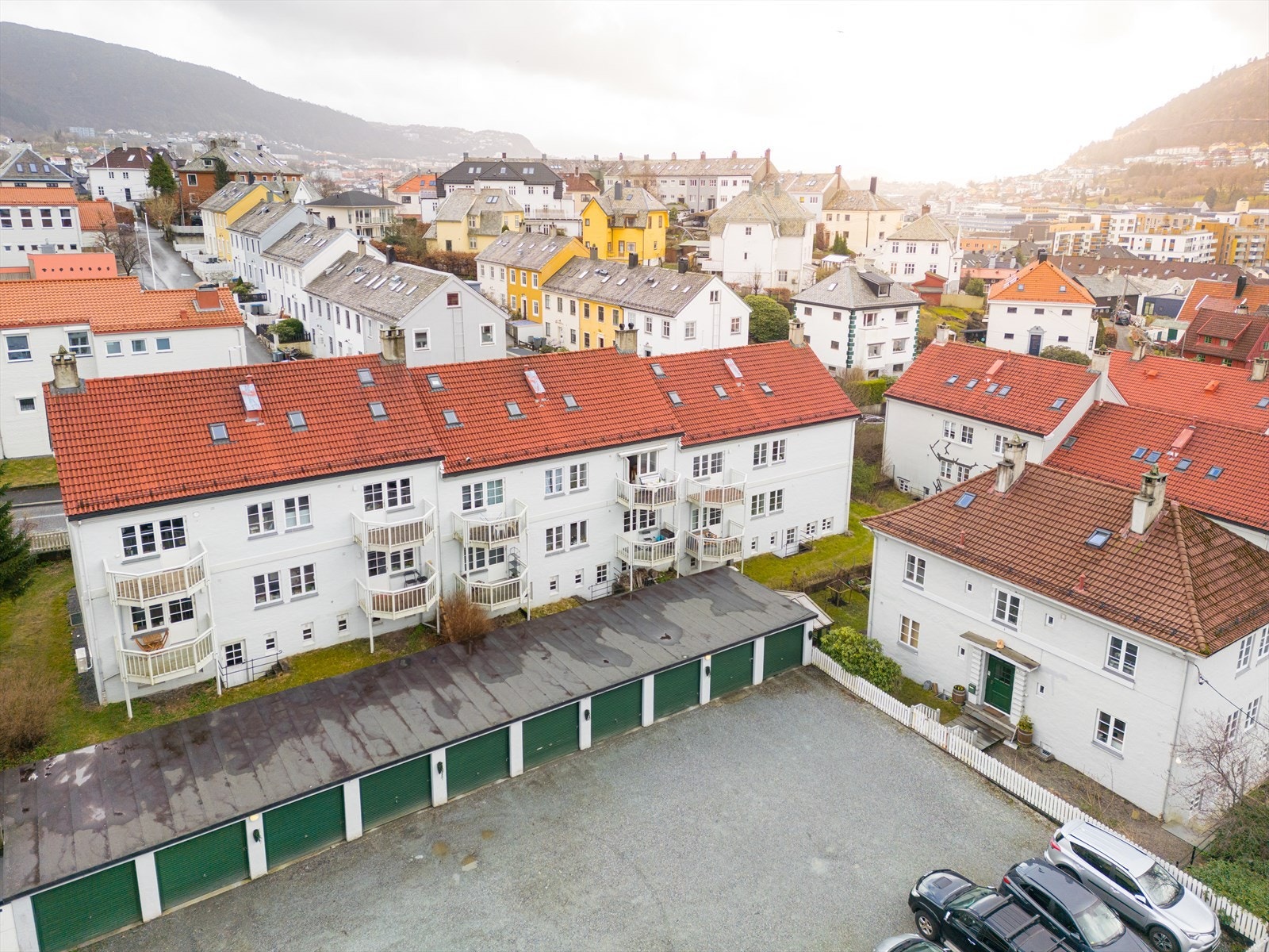 Pinnelien Hageby skiller seg klart ut fra mengden med sine hvitmalte bygninger med stakittgjerder, smale gangveier, velholdte hager og fine fellesareal Galleribilde