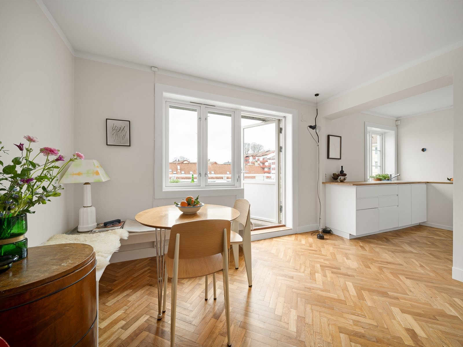 Overflatene har lyse vegger og et flott heltre eik fiskebensgulv fra 2021. Galleribilde