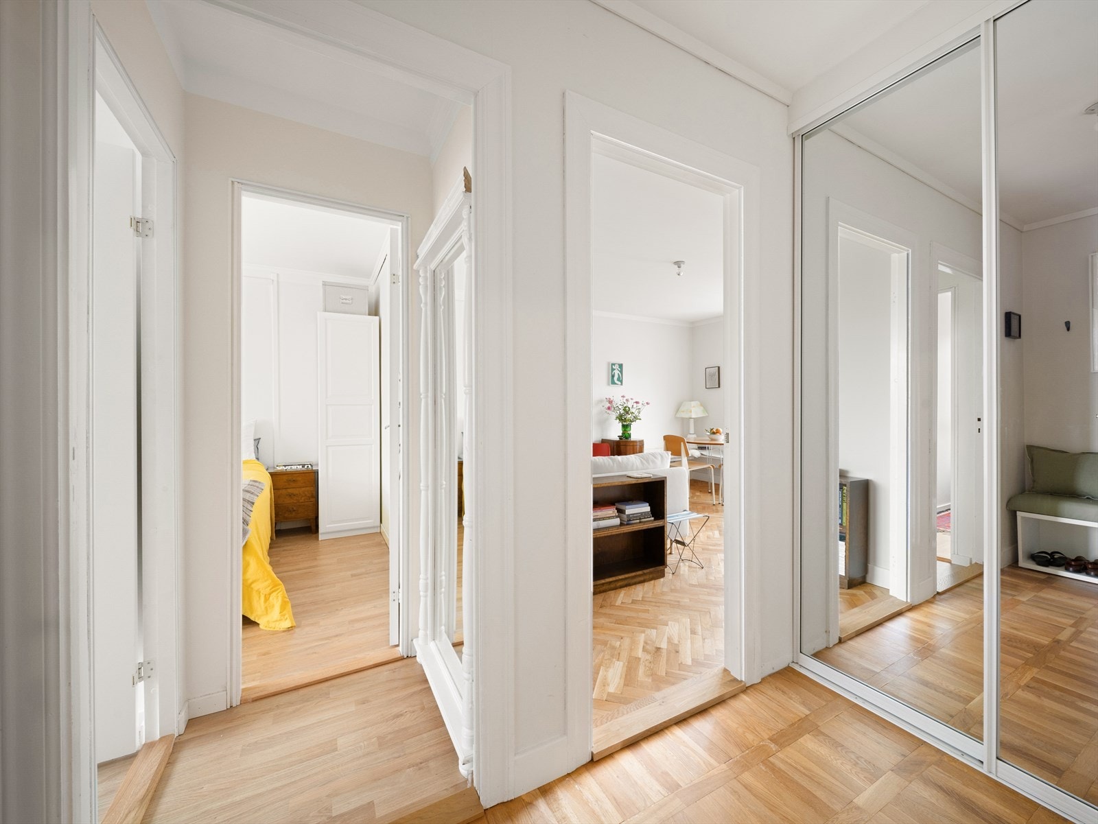 Lys og romslig entre med praktisk, stor skyvedørsgarderobe fra 2025 Galleribilde