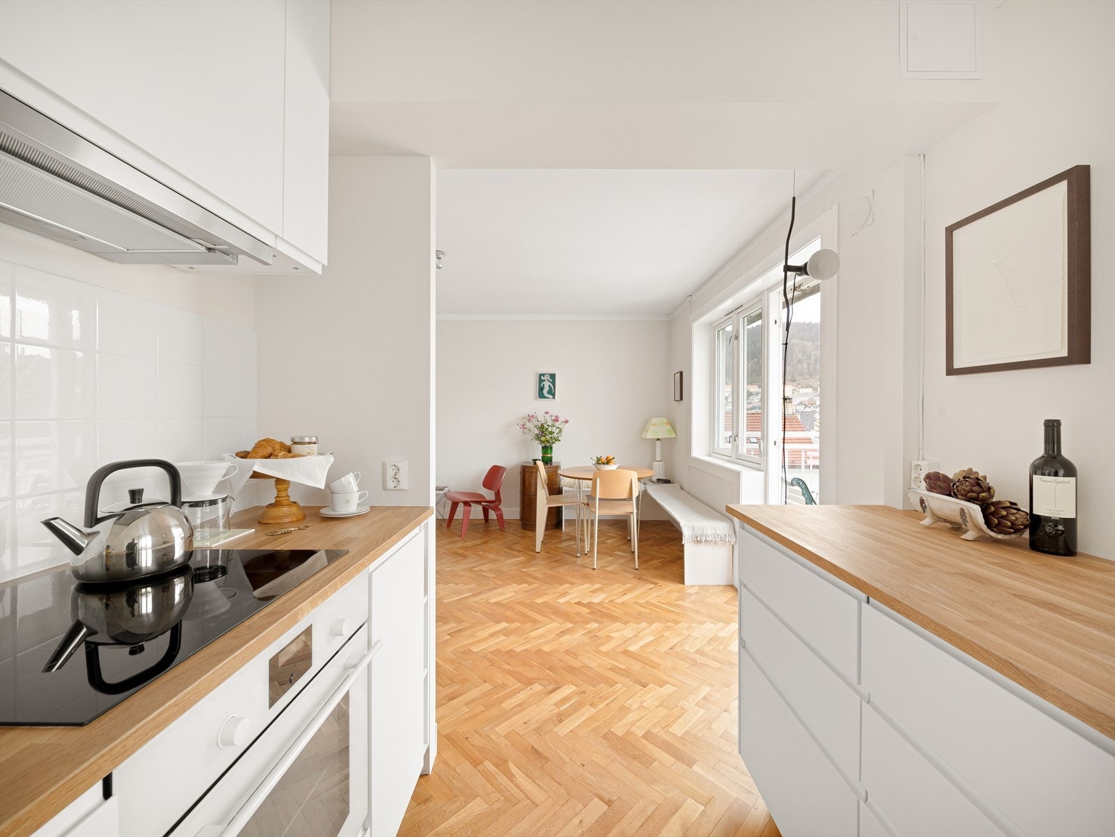 Sosial- og åpen planløsning mellom stue og kjøkken Galleribilde