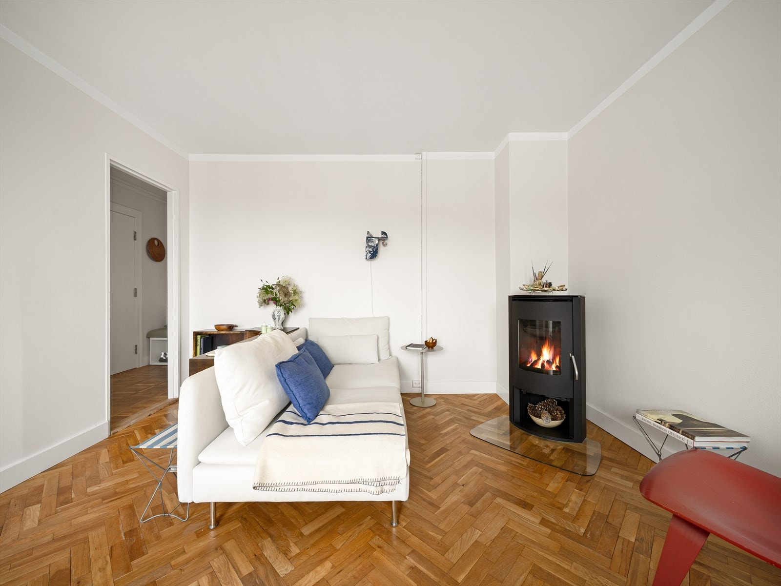 Stuen er romslig med god plass og og flere møbleringsmuligheter Galleribilde