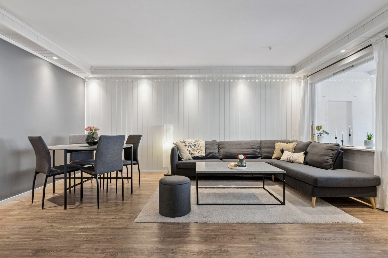 Hjørnesofa og spisebord side om side. Galleribilde