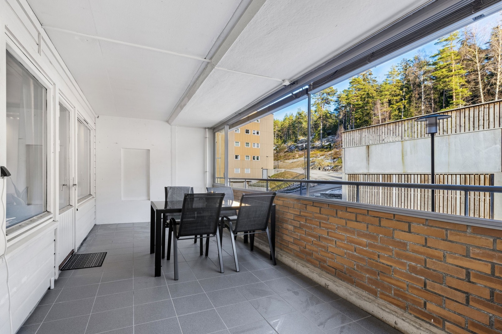 Romslig innglassert balkong med begrenset innsyn. Galleribilde