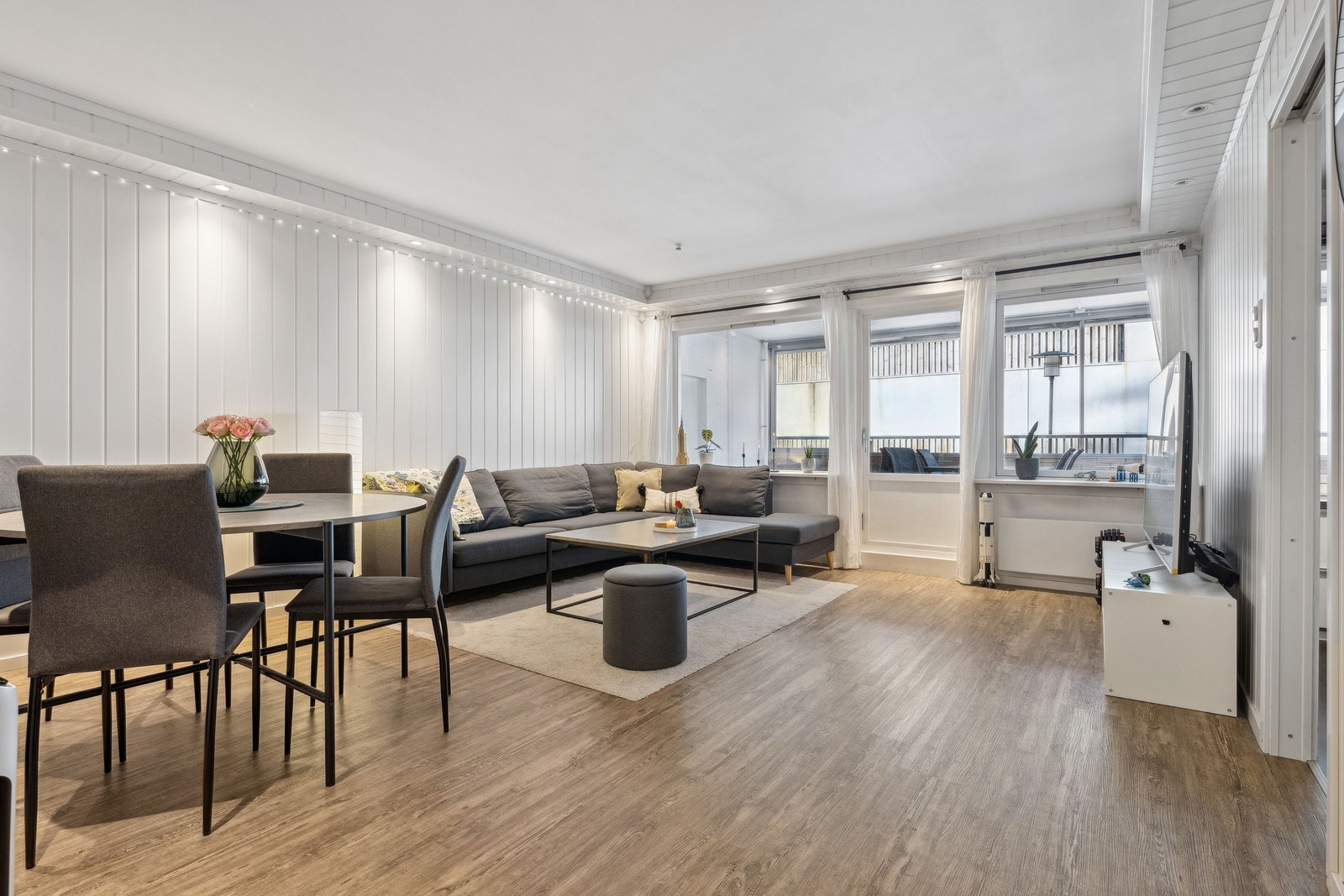 Store vinduer som slipper mye lys inn. Galleribilde