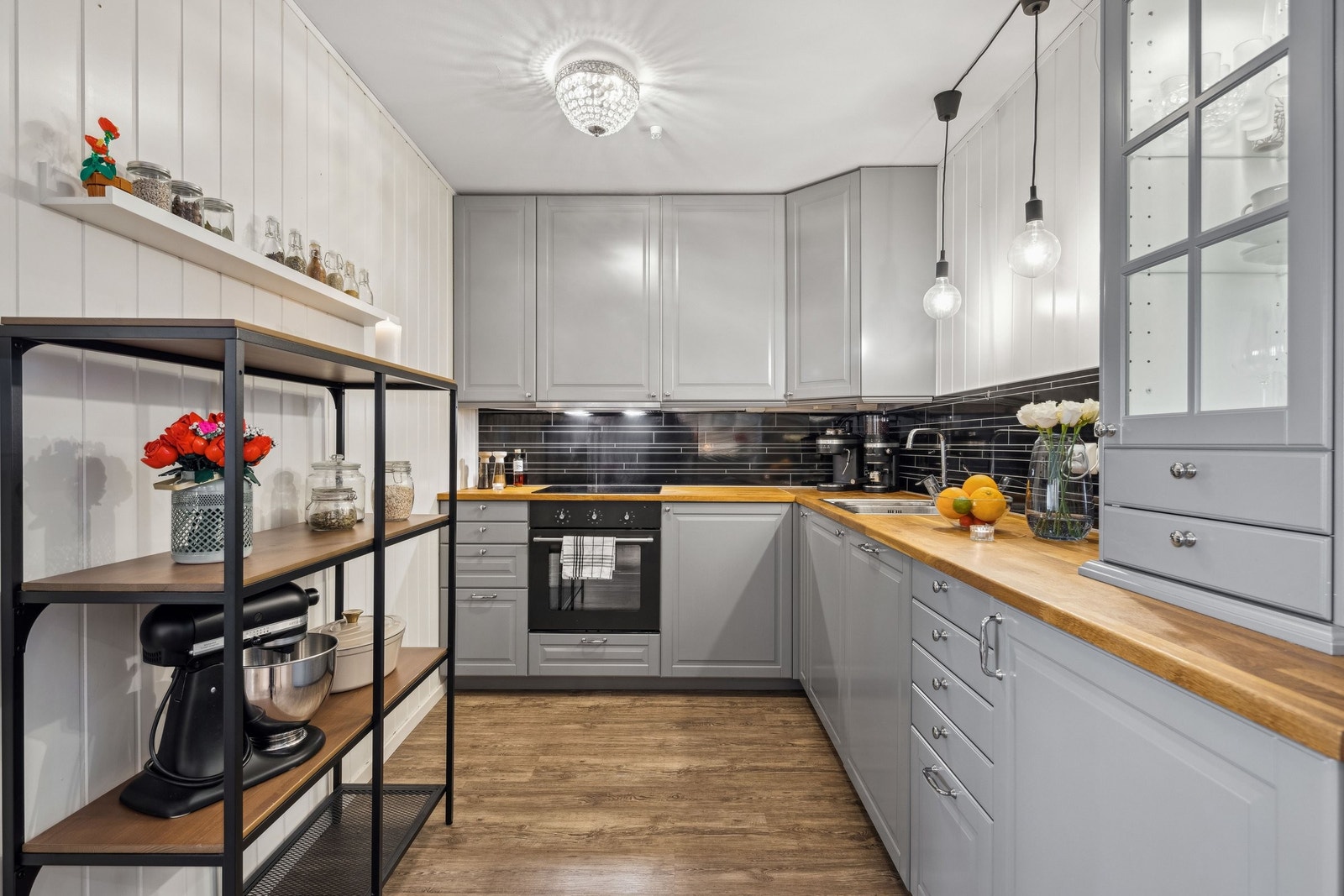 IKEA kjøkken av nyere standard med innebyggede hvitevarer. Galleribilde