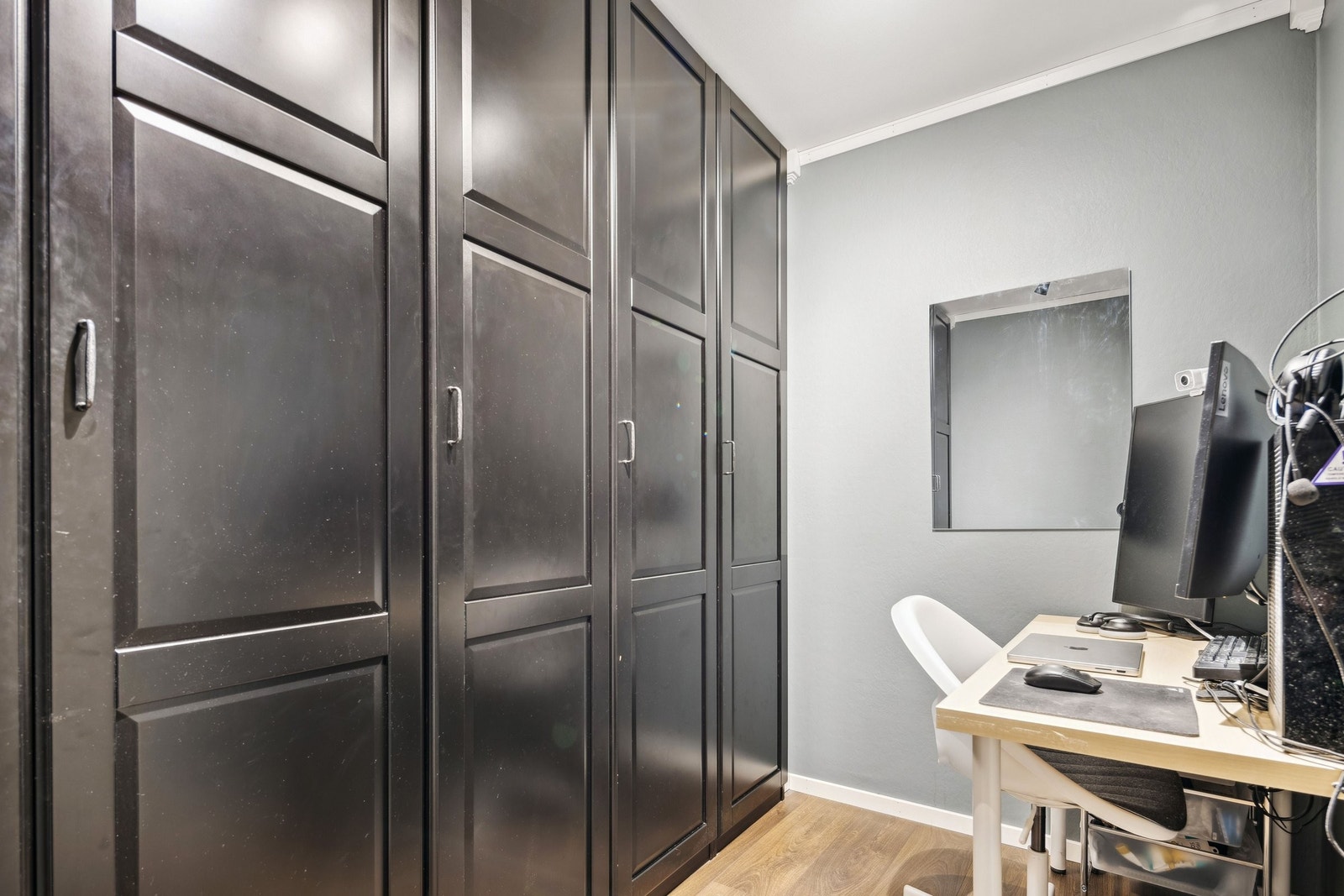 Walk-in closet med plass til hjemmekontor eller sminkebord. Galleribilde